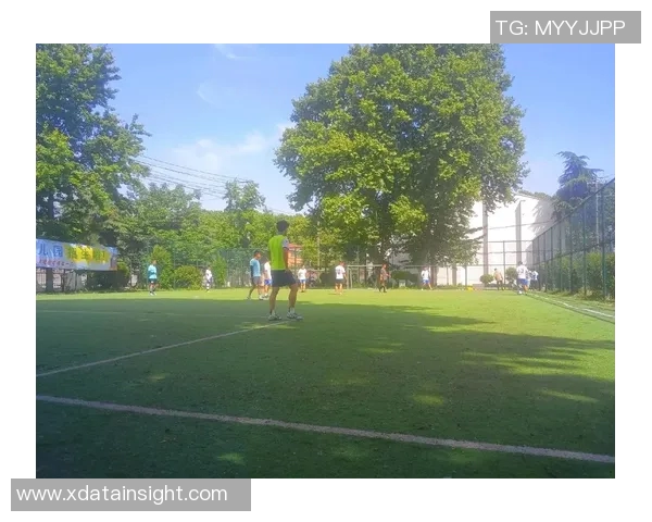 足球明星与小朋友共度快乐时光一起踢足球传递梦想与友谊的火花